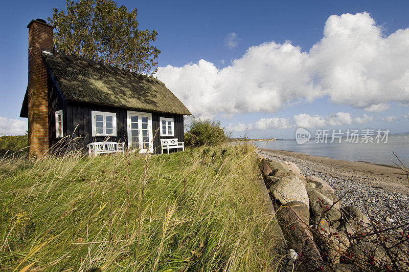 传统的斯堪的纳维亚海滩房子在海边