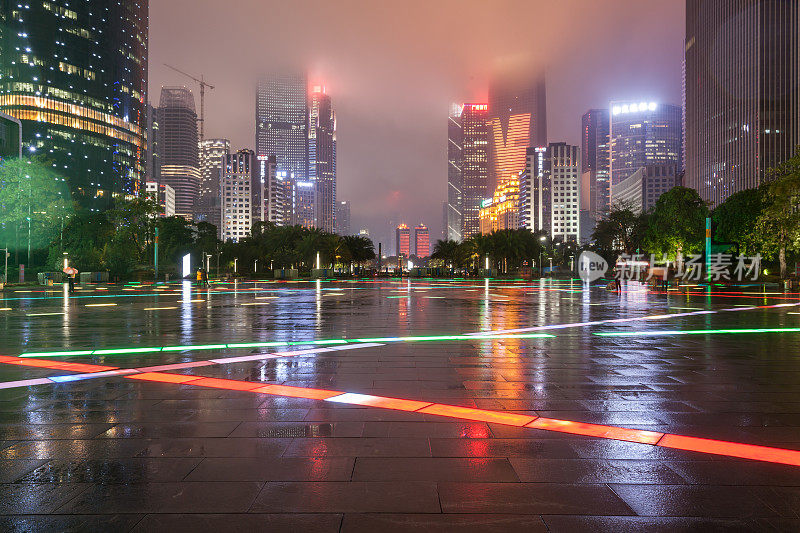 雨天中的华城广场