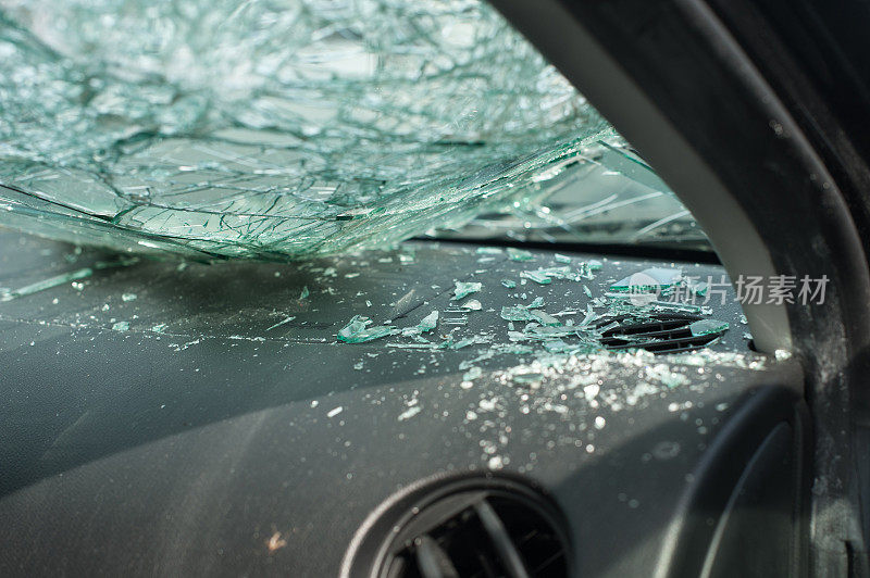 街上发生车祸，损坏了汽车玻璃