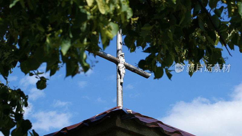教堂屋顶上的十字架