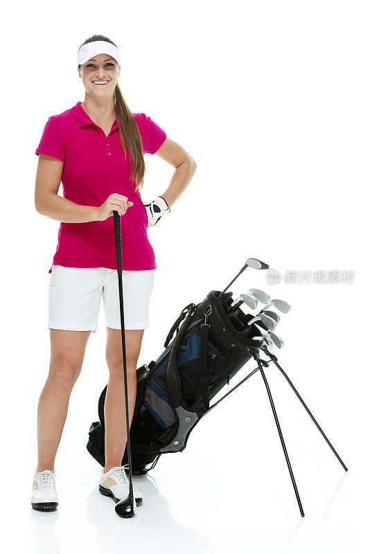 微笑的高尔夫球手拿着高尔夫球，看着镜头