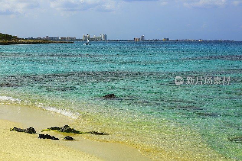 绿松石明亮的海滩全景-阿鲁巴绿松石加勒比热带天堂