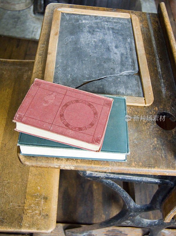 复古学生书桌与石板