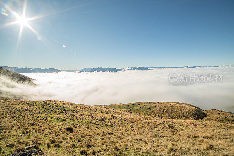 新西兰云层之上的山景