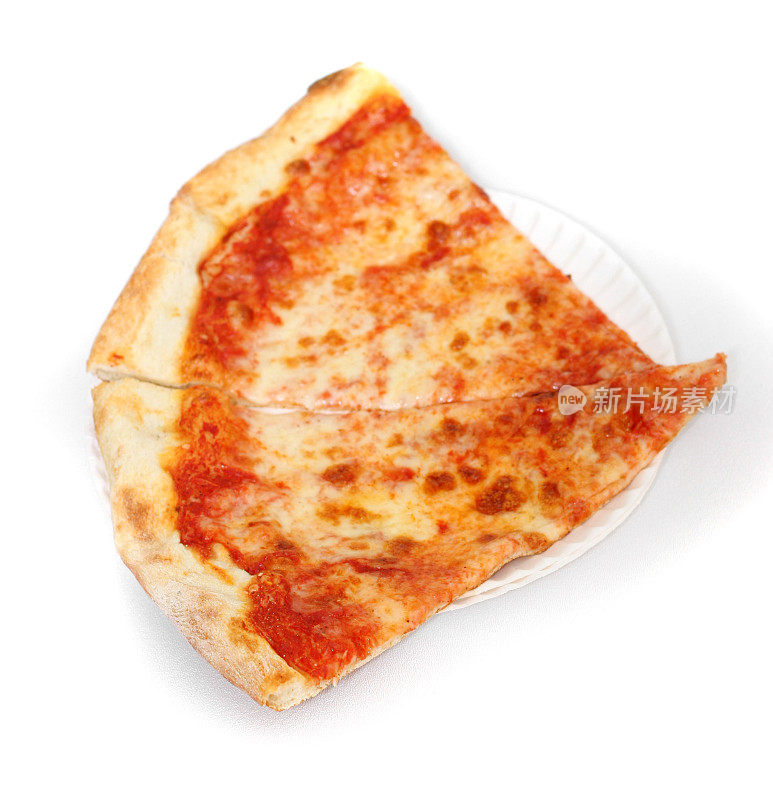 纸盘上的两片芝士披萨-白色背景