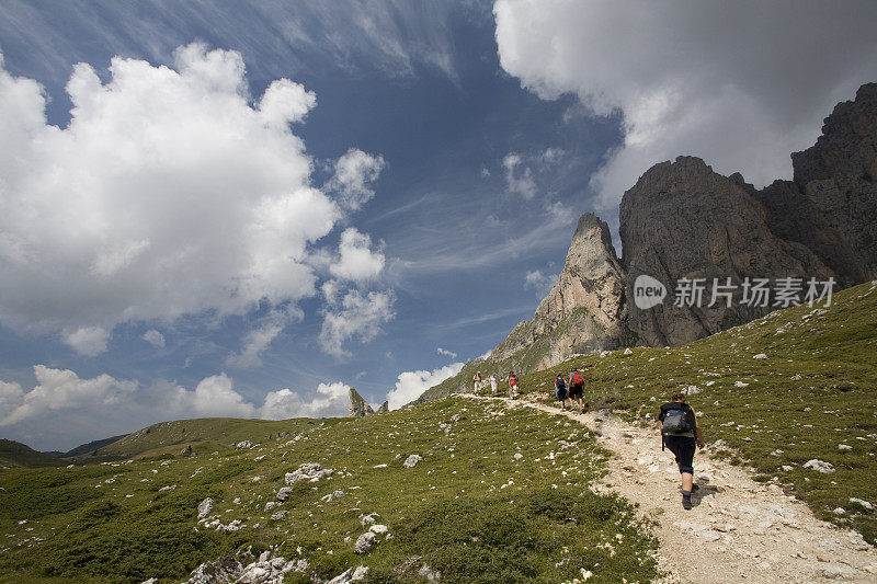 在阿尔卑斯山徒步旅行