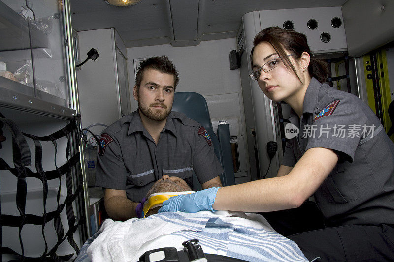护理人员在救护车