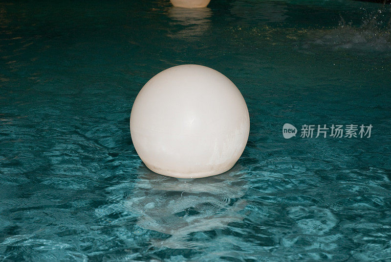 水池中的白光球