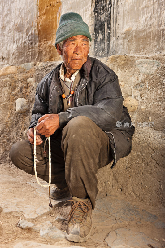 带念珠的藏族老人
