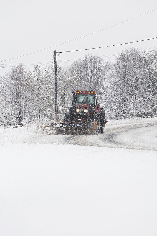 拖拉机在暴风雪中犁地