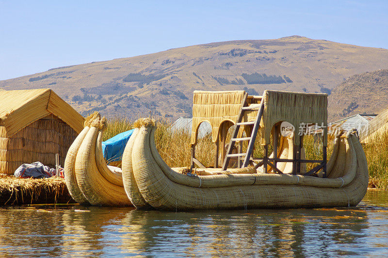 在喀喀湖的乌鲁斯群岛的芦苇船