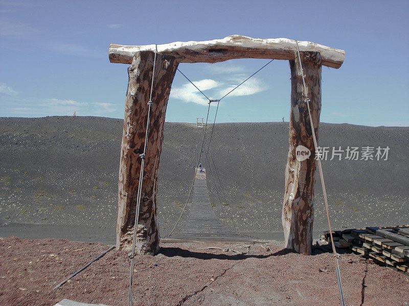 一座火山中的吊桥