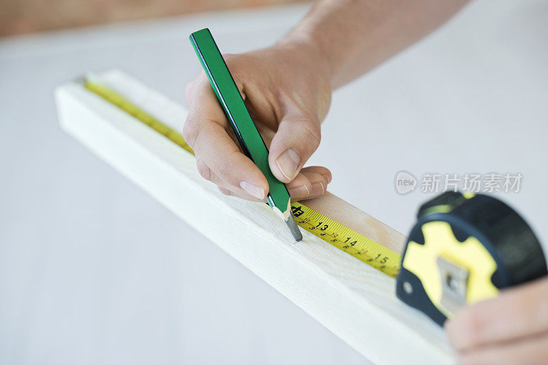 木匠测量木材