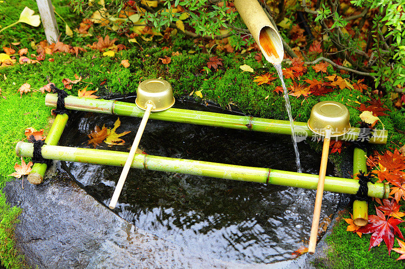 日本寺庙的竹喷泉