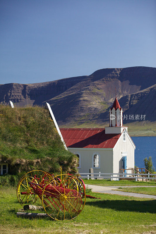 拉夫夫塞里的草皮屋和教堂。Westfjords。冰岛。