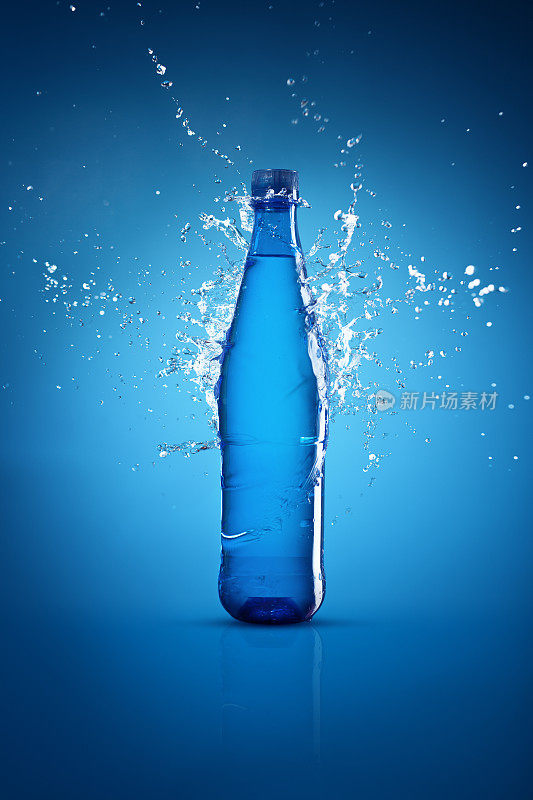 水瓶上的蓝色背景和飞溅