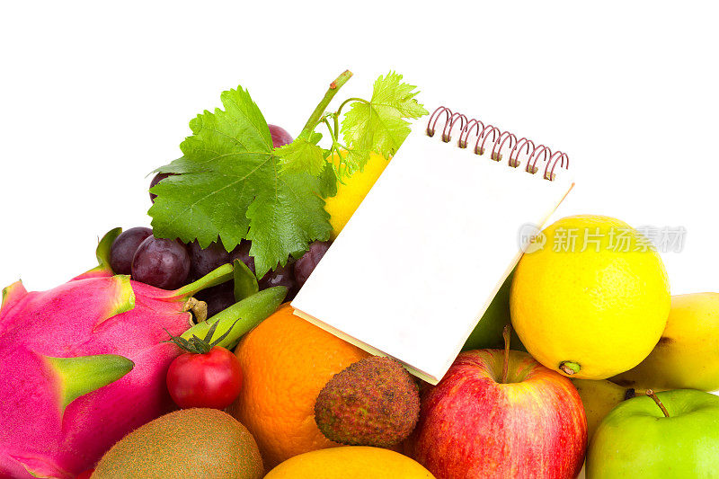 健康饮食:水果品种和空白笔记本孤立在白色的背景