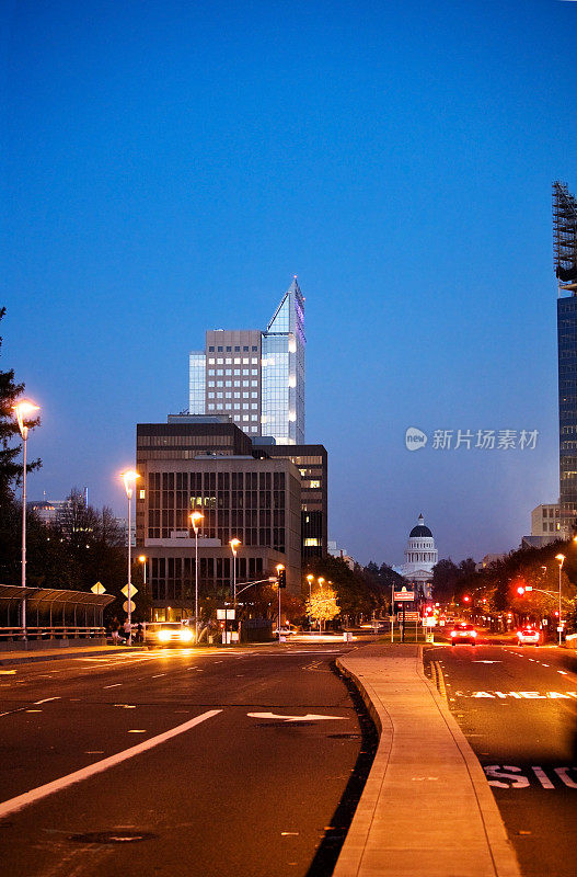 夜晚的萨克拉门托大街