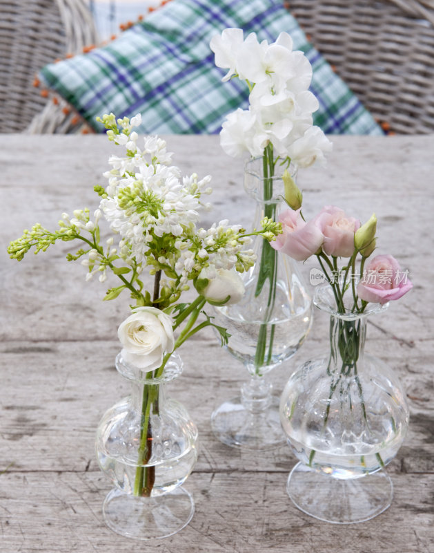 野餐桌上的鲜花装饰