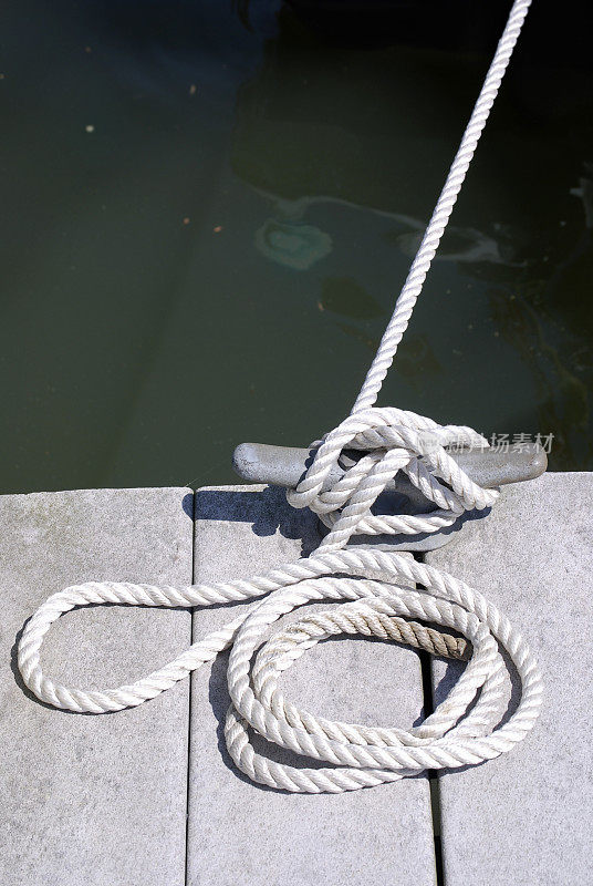 船绳系在回收的码头上