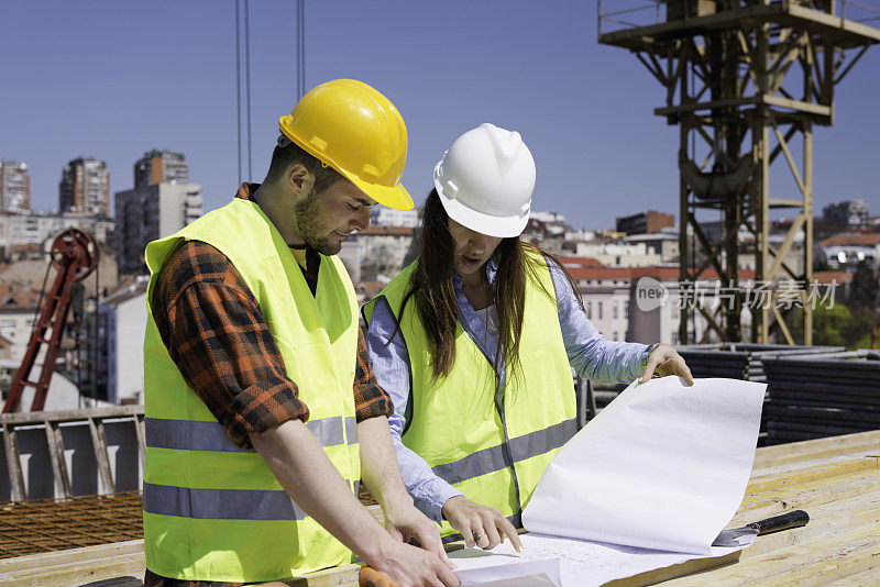 建筑师和建筑工人在现场