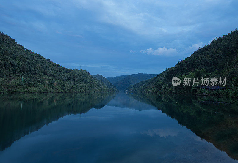 寂静湖的黄昏