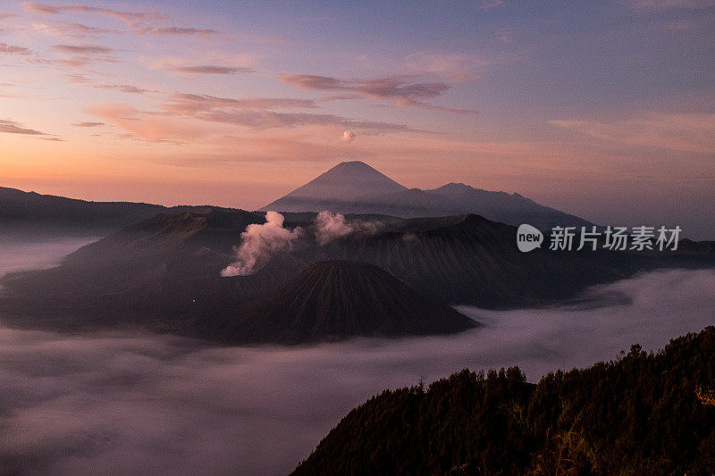 日出时的布罗莫火山