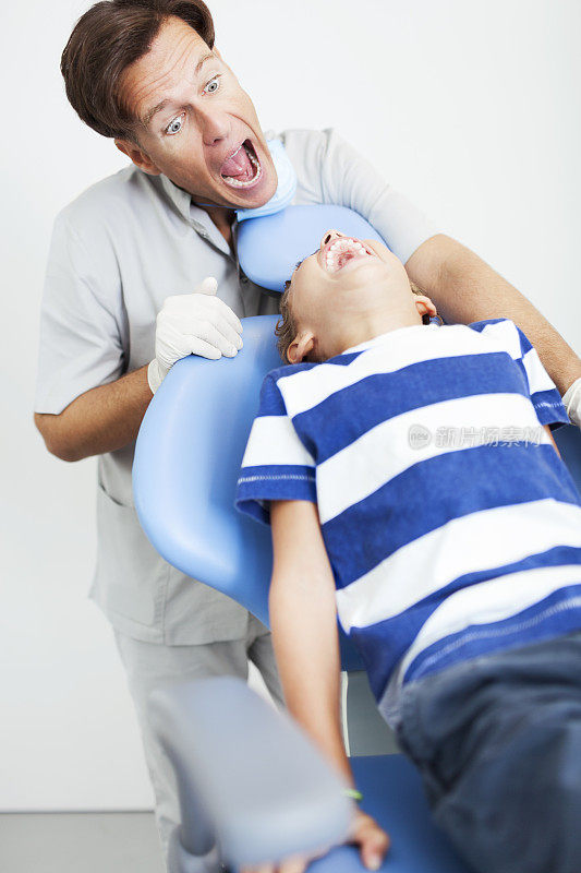 牙科诊所儿童病人和医生。