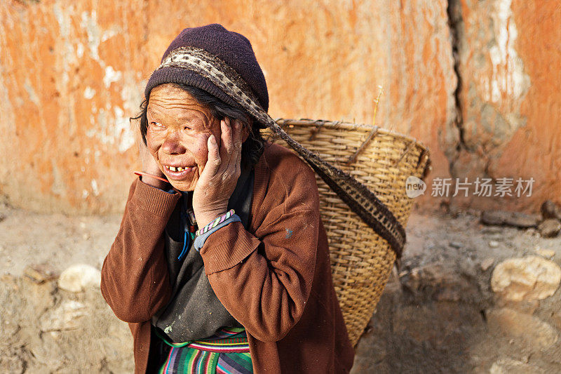 提篮子的藏族妇女