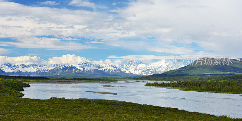 苏西特纳河在全景