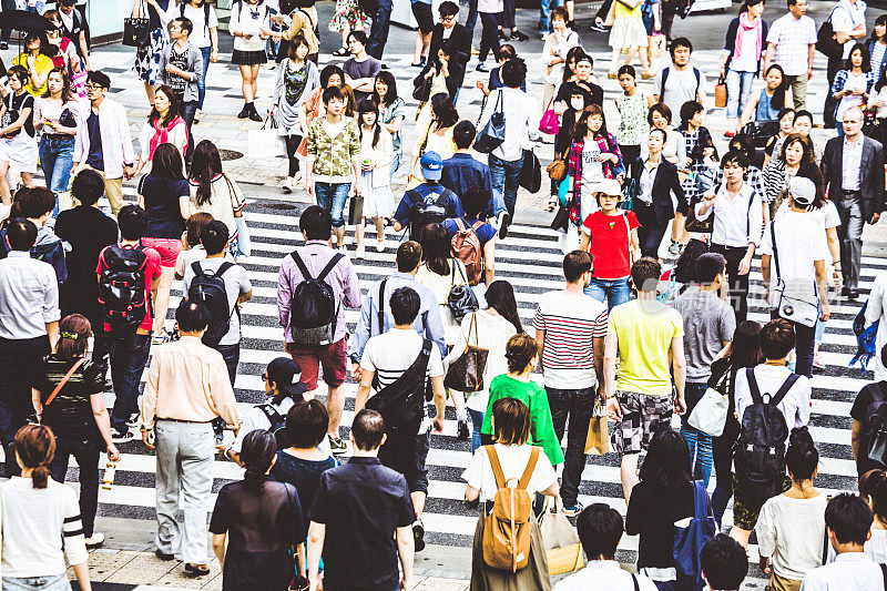 在原宿购物区，人们正在过马路。