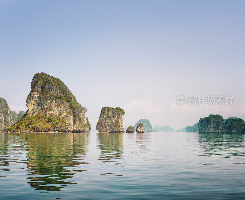 越南下龙湾海景，岛屿和晴朗的天空