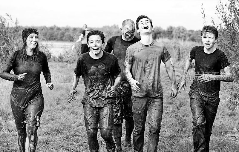 全家一起在泥浆跑活动中慢跑