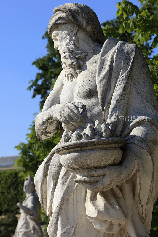 巴黎杜伊勒里宫花园的冬季雕像
