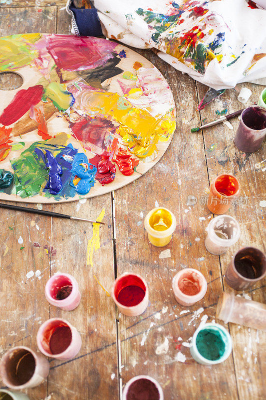 油漆匠的工具，油彩罐，调色板和污垢图案