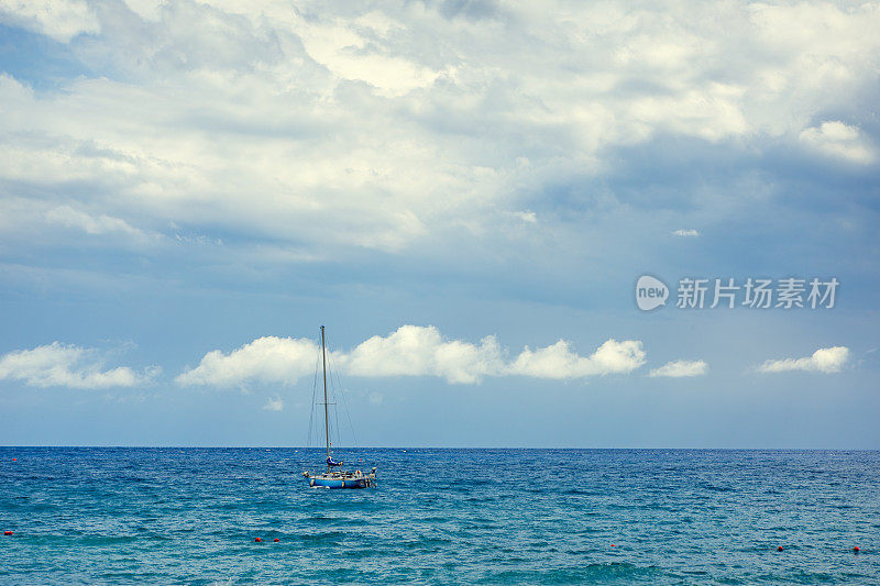 海，船和天空景观