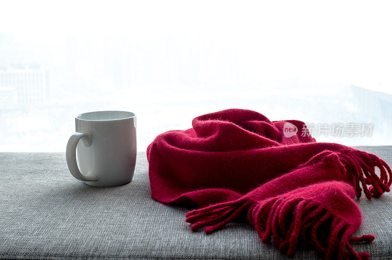 白色的咖啡杯和红色的围巾在沙发上