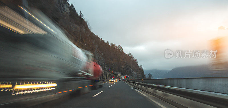 运动使山区公路上的油罐车模糊不清