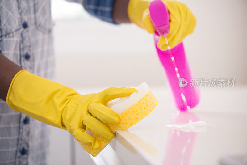 用软海绵和化学清洁剂清洁桌面。