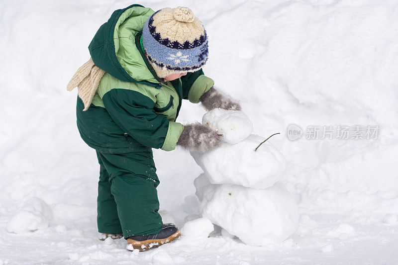 小男孩堆雪人