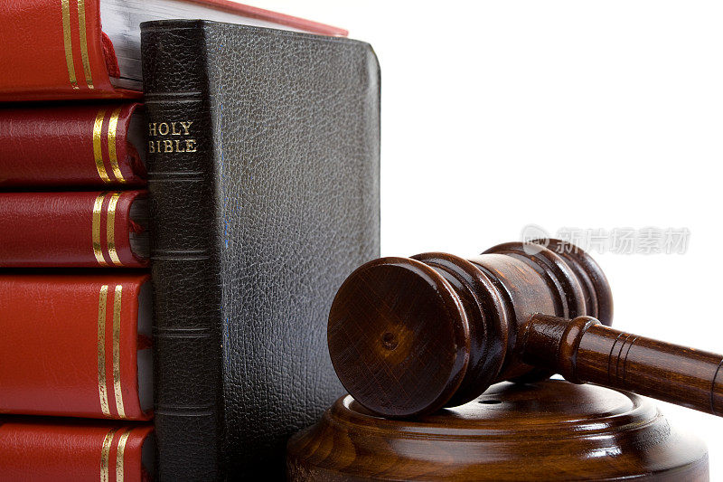 白色背景下的木槌，圣经和法律书籍