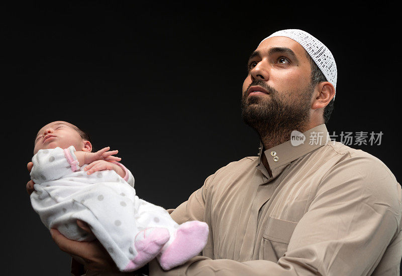 一名穆斯林男子与女儿合影