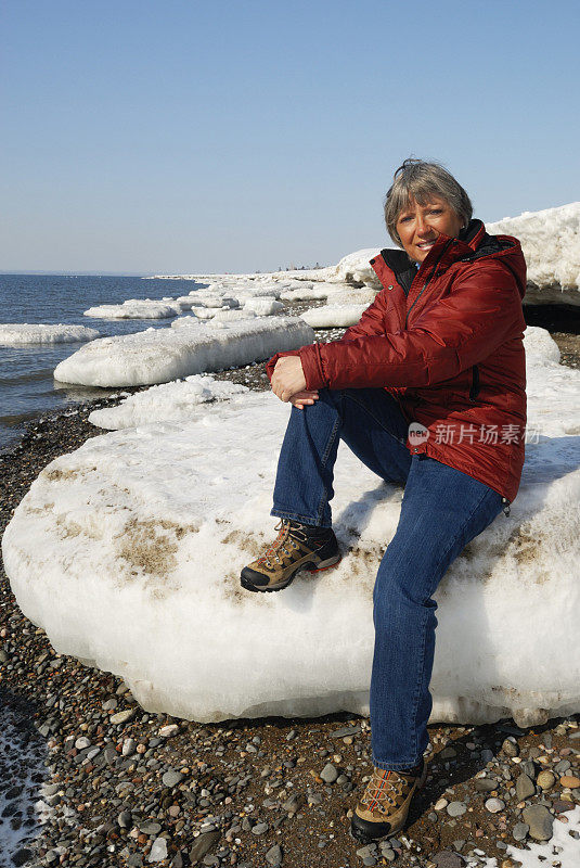 坐在冰山上的女人，Gaspésie，加拿大。