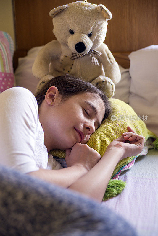 快乐的孩子和玩具熊睡觉