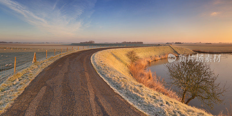典型的荷兰景观与堤坝，在冬天日出