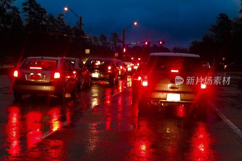 城市街道的野花。下雨的晚上,公路。汽车尾灯。湿的。汽车