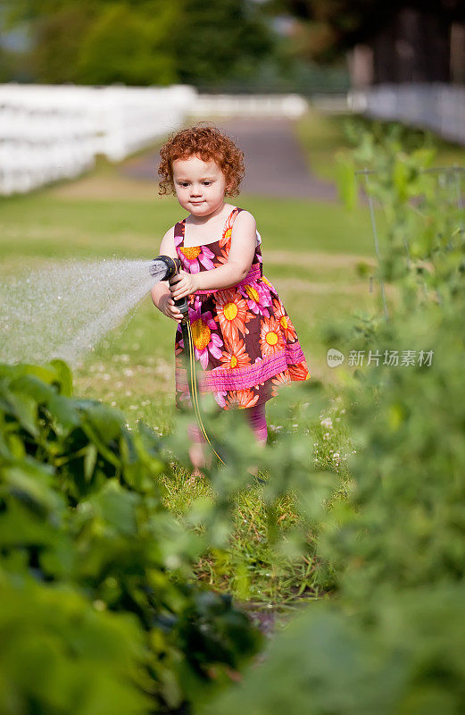 小女孩浇灌花园