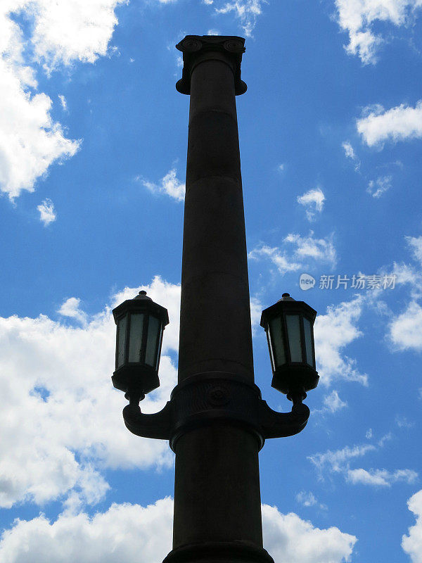 宾夕法尼亚州哈里斯堡的正式街灯，蓝天白云