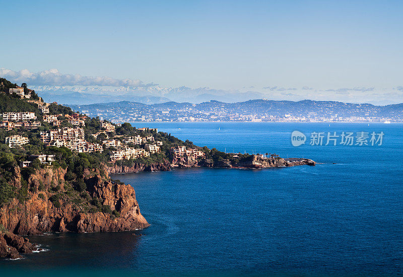 戛纳和海上阿尔卑斯山从Théoule-sur-Mer，法国