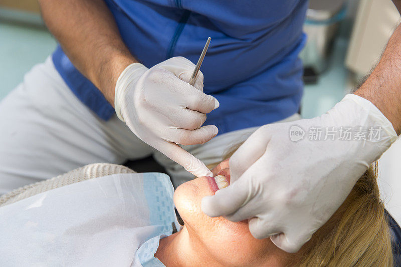 看牙医的中年妇女……医生修复新牙齿